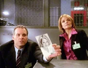 Goren (Vincent D'Onofrio) und Eames (Kathryn Erbe) haben den Beweis und k&ouml;nnen den M&ouml;rder endlich festnageln.