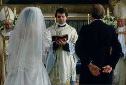 Die zweite Hochzeit: Viele Versprecher des unerfahrenen und nerv&ouml;sen Father Gerald (Rowan Atkinson, M.) sorgen ungewollt f&uuml;r eine heitere Note ...