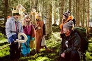 Die Kinder (Emilio Reisinger, l., Cosima Reisinger, 2.v.l., Lukas Lutter, 3.v.l.) zeigen Fritz Fuchs (Guido Hammesfahr, r.) und Charlie (Géraldine Raths, 2.v.r.) den Weg zu Weihnachtsunterkunft in den Bergen. Sie erzählen auch, dass dort oben ein Wichtel haust. Die Kinder (Emilio Reisinger, l., Cosima Reisinger, 2.v.l., Lukas Lutter, 3.v.l.) zeigen Fritz Fuchs (Guido Hammesfahr, r.) und Charlie (Géraldine Raths, 2.v.r.) den Weg zu Weihnachtsunterkunft in den Bergen. Sie erzählen auch, dass dort oben ein Wichtel haust.