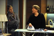 Lotte sucht sich Beschäftigung, nur mischt sie sich dabei in Trixis Haushalt ein. Von links: Yvonne Preissinger (Alexa Eilers) und Lotte Steininger (Eva Christian).