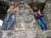 Willi und Dr. Joachim Zeune auf der Burgruine Hohenfreyberg.