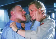 Jörg Baumann (Armin Dallapiccola) versucht Simone (Susanne Schlenzig) zu vergewaltigen.