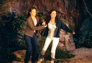 Piper (Holly Marie Combs, l.) und Prue (Shannen Doherty, r.) versuchen zu fliehen.