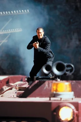 Die Zugfahrt in den Urlaub entwickelt sich f&uuml;r Casey (Steven Seagal) zum t&ouml;dlichen Katz- und Mausspiel. Doch gegen die r&uuml;cksichtslosen Terroristen schwingt der Koch und Ex-Marine mehr als nur seinen Kochl&ouml;ffel ...
