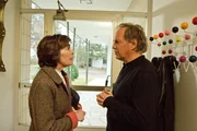 Therapeut Mussorkski (Uwe Ochsenknecht, r.) ist ratlos: Oma Ilse (Thekla Carola Wied, l.) ist einfach ungl&uuml;cklich.