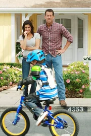 Um seinem Sohn M.J. (Mason Vale Cotton, vorne) eine Freude zu machen, kauft Mike (James Denton, r.) ihm ein Fahrrad. Doch Mike hat nicht genug Zeit, ihm das Fahrradfahren richtig beizubringen und deshalb übernimmt Susans (Teri Hatcher, l.) Freund Jackson diese Aufgabe ... Um seinem Sohn M.J. (Mason Vale Cotton, vorne) eine Freude zu machen, kauft Mike (James Denton, r.) ihm ein Fahrrad. Doch Mike hat nicht genug Zeit, ihm das Fahrradfahren richtig beizubringen und deshalb übernimmt Susans (Teri Hatcher, l.) Freund Jackson diese Aufgabe ...