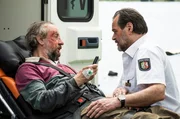 Der verletzte Marcel Bautz (Nicholas Bodeux, l.) hat interessante Informationen f&uuml;r J&auml;ger (Markus John, r.).