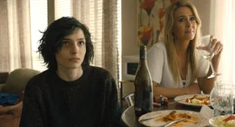 L-R: Junger Boris (Finn Wolfhard) und Xandra (Sarah Paulson)