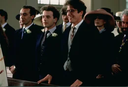 Die dritte Hochzeit: Als Carrie heiratet, sind auch Charles (Hugh Grant, r.), David (David Bower, M.) und Matthew (John Hannah, l.) eingeladen ...