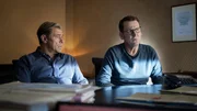 ARD MORDEN IM NORDEN FOLGE 103, "Diva". Finn (Sven Martinek, l.) und Lars (Ingo Naujoks, r.) überlegen, ob Vanessa ihre Entführung selbst inszeniert habe könnte? (Szenenbild)