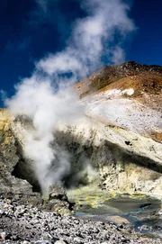 Schwefelrauch über einer aktiven Fumarole im Jigokudani Krater ("Hell Valley"), Tate-yama Vulkan, Honshu, Japan. Schwefelrauch über einer aktiven Fumarole im Jigokudani Krater ("Hell Valley"), Tate-yama Vulkan, Honshu, Japan.