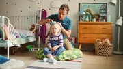 Papa (Peter Kanerva) entdeckt beim Kämmen  Läuse auf Vildas (Sofia Sittnikow) Kopf.