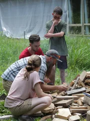 Matt Raney zeigt Ashton, Tessa und Camden, wie man ein Feuer macht.