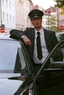 Bekommt einen neuen Chef: Chauffeur Fred (Florian Simbeck) ...