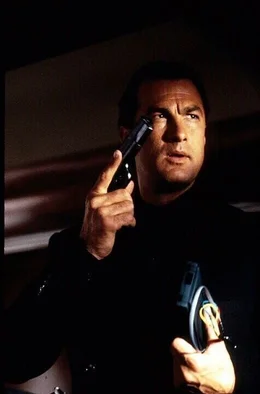 Als Koch wei&szlig; Casey Ryback (Steven Seagal), wie er dem verr&uuml;ckten Computer-Genie Travis Dane die Suppe versalzen und dessen Plan durchkreuzen kann: mit einer Portion blauer Bohnen.