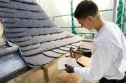 Simeon (Foto, 16) arbeitet heute auf "Haus Stapel", einem imposanten Wasserschloss. Zusammen mit den Dachdecker-Gesellen Nick und Martin reißt er das Schieferdach ab. Simeon (Foto, 16) arbeitet heute auf "Haus Stapel", einem imposanten Wasserschloss. Zusammen mit den Dachdecker-Gesellen Nick und Martin reißt er das Schieferdach ab.