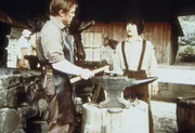 Albert Ingalls (Matthew Laborteaux, r.) bittet den Schmied Irv Hartwig (Richard Jaeckel, l.), ihm einen Job zu geben, damit er seine Heiratspl&auml;ne verwirklichen kann.