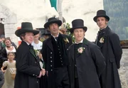 "Geliebter Johann Geliebte Anna", Eine Liebesgeschichte die Legende wurde: Erzherzog Johann, der Bruder des regierenden Habsburgermonarchen und Anna Plochl, das lebenslustige M&auml;dchen aus dem Volk. Als der Kaiser die bereits erteilte Heiratserlaubnis f&uuml;r ung&uuml;ltig erkl&auml;rt, holt Johann seine "Hausfrau" auf seine L&auml;ndereien und in sein Unternehmen, um der ganzen Welt vor Augen zu f&uuml;hren, wie ungerecht und unbarmherzig der Kaiser ist. Gleichzeitig engagiert er sich politisch f&uuml;r sein Land, die Steiermark. Es sind die langen Trennungen, die dem Liebespaar fast zum Verh&auml;ngnis werden. Erst als Johann seinem kaiserlichen Bruder ein Ultimatum stellt und Metternich die Zeichen der Zeit f&uuml;r die Heirat mit einer B&uuml;rgerlichen f&uuml;r g&uuml;nstig erachtet, d&uuml;rfen sich Anna und Johann heimlich, zu n&auml;chtlicher Stunde, das Jawort geben.Im Bild (v.li.): Daniel Keberle (Graf Attems), Tobias Moretti (Erzherzog Johann), Hubert von Goisern (Bauer Paul Adler), Max von Thun (Zahlbruckner).  SENDUNG: ORF2 - FR - 01.01.2021 - 15:10 UHR. - Veroeffentlichung fuer Pressezwecke honorarfrei ausschliesslich im Zusammenhang mit oben genannter Sendung oder Veranstaltung des ORF bei Urhebernennung.