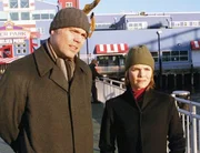 Am Pier 61 stoßen Goren (Vincent D'Onofrio) und Eames (Kathryn Erbe) auf die Antwort des Rätsels. Am Pier 61 stoßen Goren (Vincent D'Onofrio) und Eames (Kathryn Erbe) auf die Antwort des Rätsels.