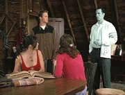 (v.l.n.r.) Prue (Shannen Doherty), Leo (Brian Krause) und Phoebe (Alyssa Milano) wissen nicht, wie sie es Billy (Chris Payne Gilbert) begreiflich machen sollen, dass er eigentlich gar nicht exisitiert ...