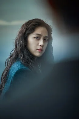 Die Altenpflegerin Song Seo-rae (Tang Wei) wundert sich &uuml;ber die F&uuml;rsorge, die ihr bei der Polizei entgegengebracht wird.