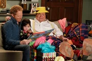 Cameron (Eric Stonestreet, re.) möchte Lily zum Geburtstag mit seinem Alter Ego, Clown Fisbo, eine Freude machen, doch Mitchell (Jesse Tyler Ferguson) ist strikt dagegen.