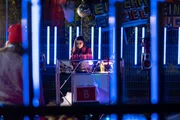 Rosa (Karlotta Hasselbach) entdeckt ein neues Talent am DJ-Pult.