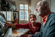 Die Krankenschwester und Palliativhelferin Sabine (l.) mit ihrem Mann Dieter (r.) aus Berlin. In ihrem Haushalt gibt es einen Computer, Tablets und Smartphones. Die Handhabung der technischen Ger&auml;te f&auml;llt ihnen schwer.