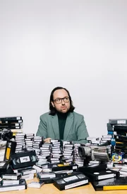 Kim Frank vor Tapes mit den Archivaufnahmen der Band.