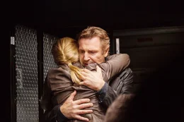 Ein grausamer Schicksalsschlag wirft Bryan (Liam Neeson) v&ouml;llig aus der Bahn. Kim (Maggie Grace) ist das Einzige, was ihm noch geblieben ist.