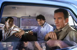 Harry (Heio von Stetten, r.) und Leo (Simon Verhoeven, M.) erleiden auf ihrem Abenteuer-Trip ein Missgeschick nach dem anderen. Harry stellt im Taxi fest, dass sein Geld abhanden gekommen ist.