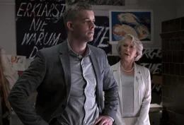 Stephen (Russell Tovey) begleitet Betty (Helen Mirren) nach Berlin.