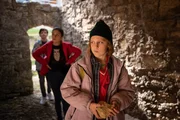 Paul (Malique Heidorn), Finja (Amelie Rafolt Gomes) und Joyce (Matilda Willigalla, vorne) machen eine unglaubliche Entdeckung in einer alten Ruine.