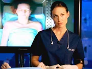 Dr. Peyton Driscoll (Claire Forlani) untersucht den Mord an einer 19-jährigen Mutter. Hat die Taubheit ihrer Familie etwas mit der Tat zu tun? Dr. Peyton Driscoll (Claire Forlani) untersucht den Mord an einer 19-jährigen Mutter. Hat die Taubheit ihrer Familie etwas mit der Tat zu tun?