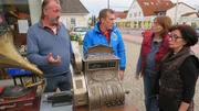 Antikverkauf (Foto, v.li.n.re.: Martin J., Otto Schulte, Bianca und deren Mutter Erika)