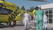 Gemeinsam und entschlossen holt das medizinische Team den Patienten aus dem Rettungshubschrauber.