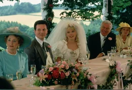 Die erste Hochzeit: Auf der Hochzeit von Angus (Timothy Walker, 2.v.l.) und Laura (Sara Crowe, 2.v.r.) lernt der Heiratsmuffel Charles die geheimnisvolle Amerikanerin Carrie kennen und lieben ...