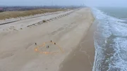 Die Bürgerinitiative "Merret reicht’s" macht mit verschiedenen Aktionen auf die Situation der Sylter aufmerksam. Hier am Strand von Westerland.