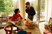 Greta (Jutta Dolle, l.) und Vicky (Katja Danowski, r.) bekommen einen Anruf: Paul darf nicht in die Schule.
