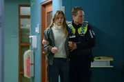Mattes (Matthias Schloo, r.) kümmert sich um Michelle (Flora Li Thiemann, l.), die einen schwer verletzten Freund ins Elbkrankenhaus gebracht hat.