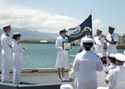 Während Kono weiter um ihr Leben kämpft, muss Catherine (Michelle Borth, 3.v.l.) Abschied von einem geliebten Menschen nehmen ...