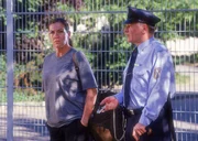 Jörg Baumann (Armin Dallapiccola) wird rehabilitiert, und als es ihm auch gelingt, Walter (Katy Karrenbauer) in eine andere Anstalt verlegen zu lassen, fühlt er sich unangreifbar.