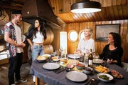 Beate (Alexandra von Schwerin, 2.v.r.) und Esin (Lilay Huser, r.) &uuml;berraschen Arda (Yasemin Cetinkaya, 2.v.l.) mit einem gemeinsamen Essen. War Frank (Niklas Osterloh, l.) eingeweiht?