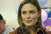 Brennan (Emily Deschanel) findet heraus, dass mehrere Freundinnen von der toten Ashley schwanger sind. Ein Zufall?