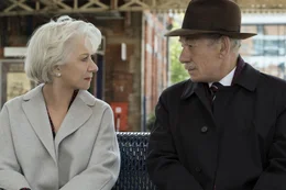 L-R: Betty McLeish (Helen Mirren) und Roy Courtnay (Ian McKellen)