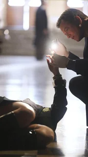 Die Sch&uuml;lerin Olivia Prescott wird tot im Toilettenraum ihrer Schule aufgefunden. Sie galt als die Beste der Schule. Detective Taylor wird gleich zu Beginn der Ermittlungen klar, dass unter den Sch&uuml;lern ein erbarmungsloser Konkurrenzkampf tobt.