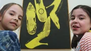 Yolan (l.) und Martha (r.) vor &bdquo;Diamond Dust Shoes&ldquo; von Andy Warhol.