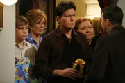 Melissa arrangiert eine Geburtstagsparty f&uuml;r Alan (Jon Cryer, r.), zu der sein Bruder Charlie (Charlie Sheen, M.), seine Mutter Evelyn (Holland Taylor, 2.v.l.), sein Sohn Jake (Angus T. Jones, l.) und Charlies Haush&auml;lterin Berta (Conchata Ferrell, 2.v.r.) nur widerwillig kommen ...