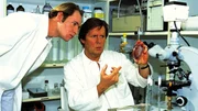 Dr. Stefan Frank (Sigmar Solbach, re.) und der Laborant (Christian Steinfelder) entdecken die Killerbakterien. Dr. Stefan Frank (Sigmar Solbach, re.) und der Laborant (Christian Steinfelder) entdecken die Killerbakterien.