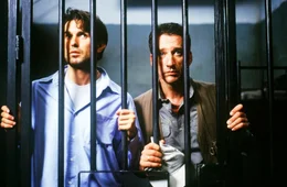 Leo (Simon Verhoeven, l.) und Harry (Heio von Stetten, r.) passiert ein Missgeschick nach dem anderen. Schlie&szlig;lich landen sie sogar im Gef&auml;ngnis.